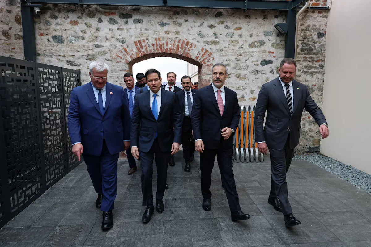 Зліва направо: Міністр закордонних справ України Андрій Сибіга, Державний секретар США Марко Рубіо та Міністр закордонних справ Туреччини Хакан Фідан прибувають до Адміністрації Президента в Стамбулі в п'ятницю разом із членами української делегації.